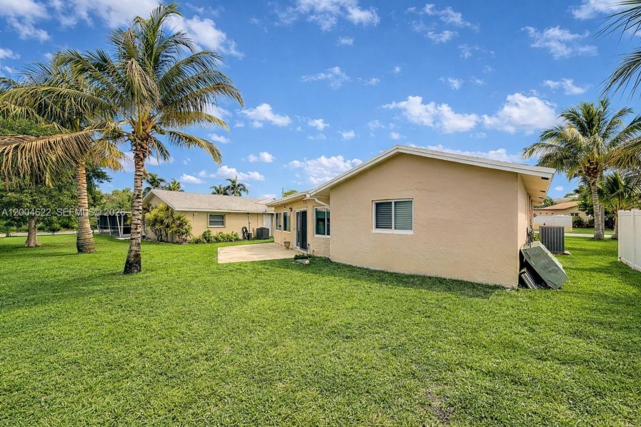 8102 NW 96th Ter, Tamarac, FL 33321 Photo