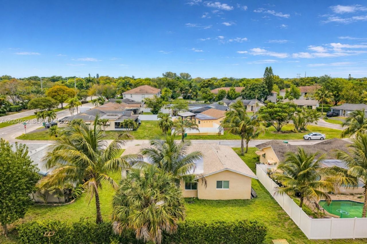 8102 NW 96th Ter, Tamarac, FL 33321 Photo