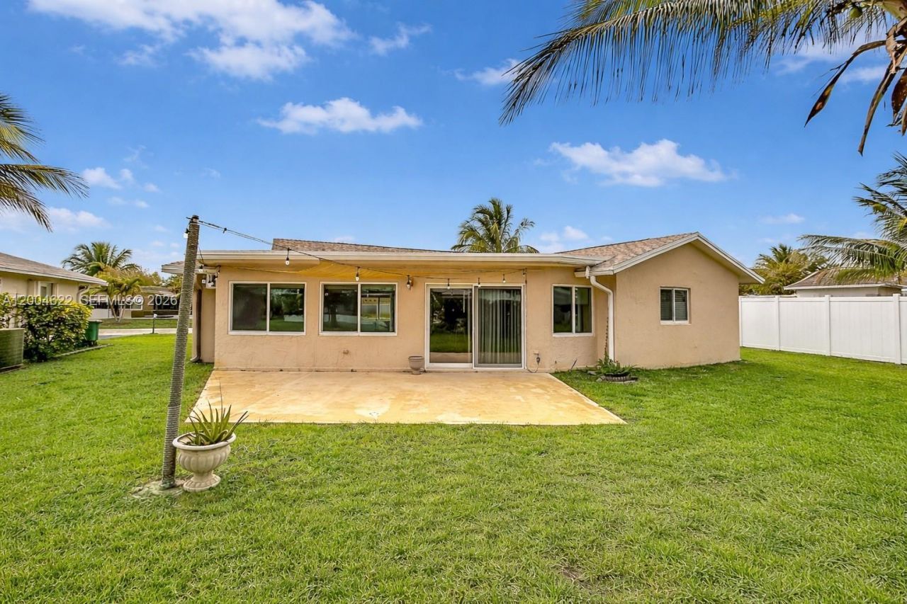 8102 NW 96th Ter, Tamarac, FL 33321 Photo