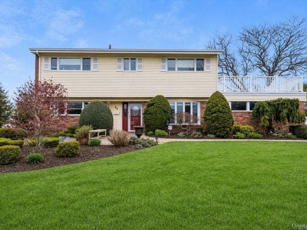 22 Willa Way , Massapequa, NY 11758