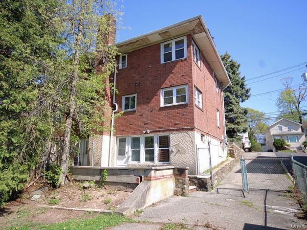 1051 victory Boulevard , Staten Island, NY 10301