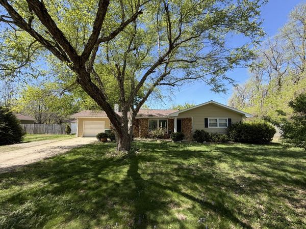 2100 Ironwood Lane , Charleston, IL 61920