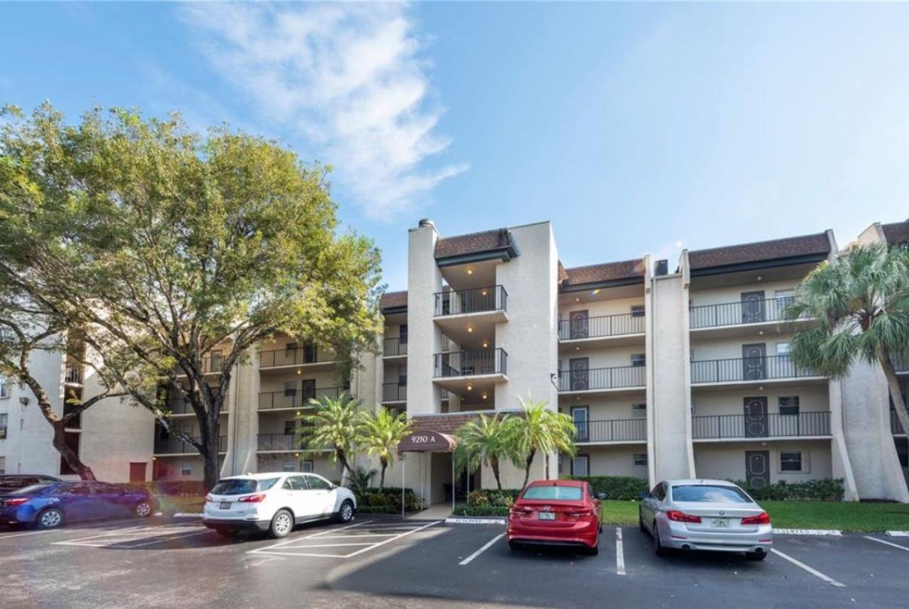 9230 Lagoon Place, Unit 408, Davie, FL 33324 Photo