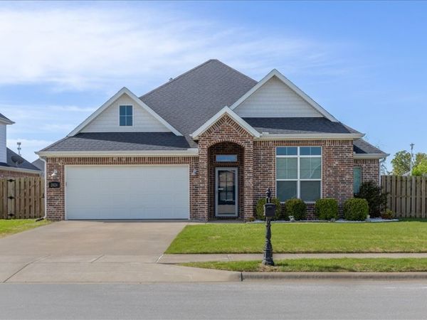 2024 W Gilligan Avenue, Rogers, AR 72758