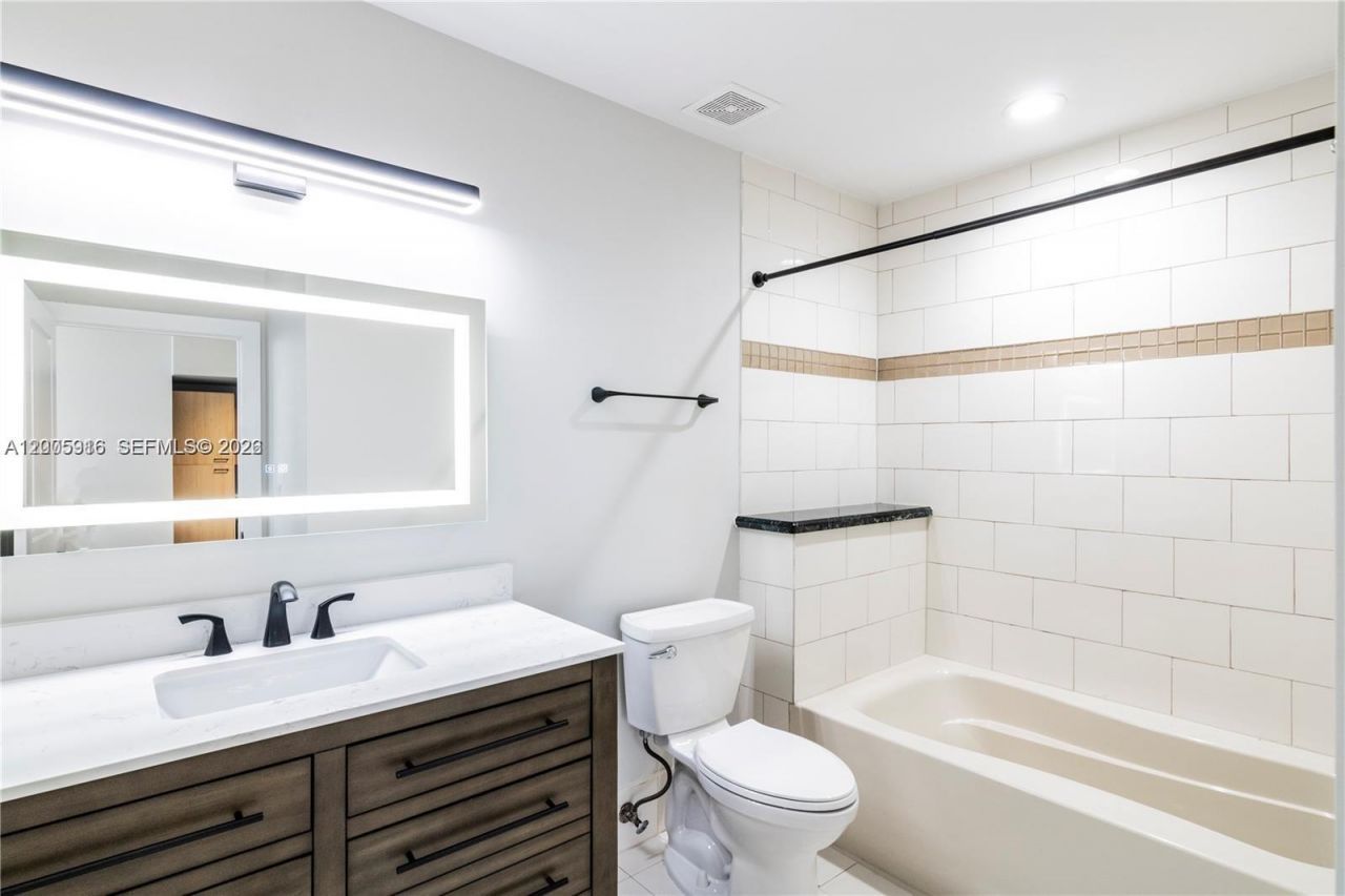 1350 NW 8th Ct , Unit A1-7, Miami, FL 33136 Photo