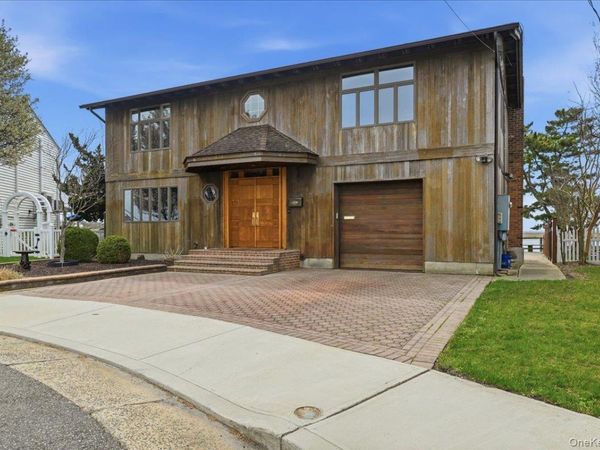 648 Nassau Avenue , Freeport, NY 11520