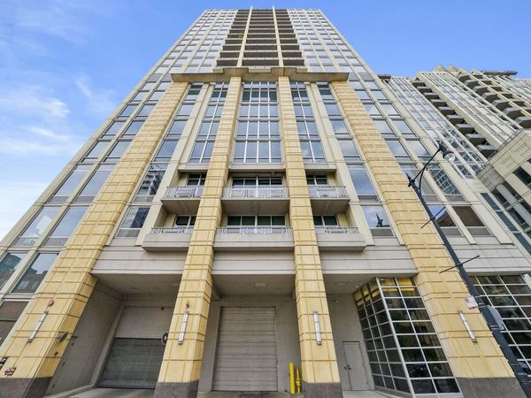 700 N LARRABEE Street , Unit 1010, Chicago, IL 60654