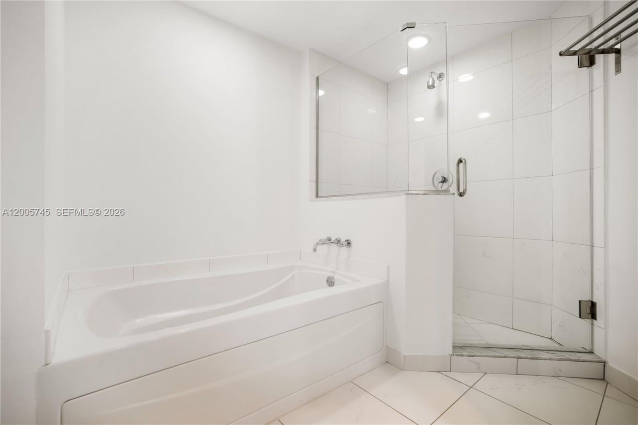 500 Brickell Ave , Unit 3907, Miami, FL 33131 Photo
