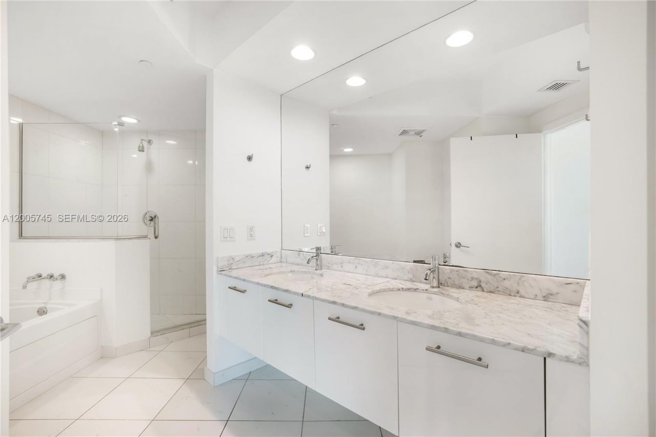 500 Brickell Ave , Unit 3907, Miami, FL 33131 Photo