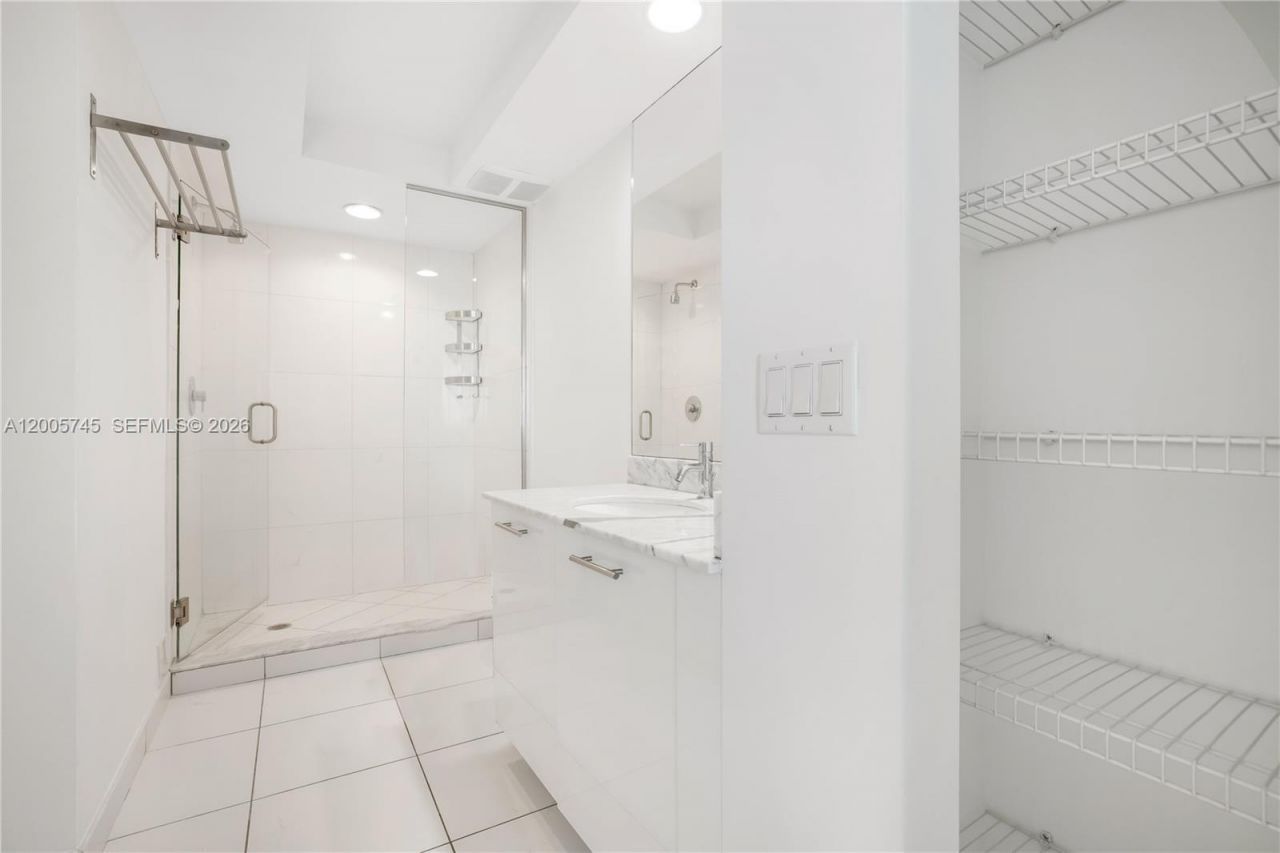500 Brickell Ave , Unit 3907, Miami, FL 33131 Photo