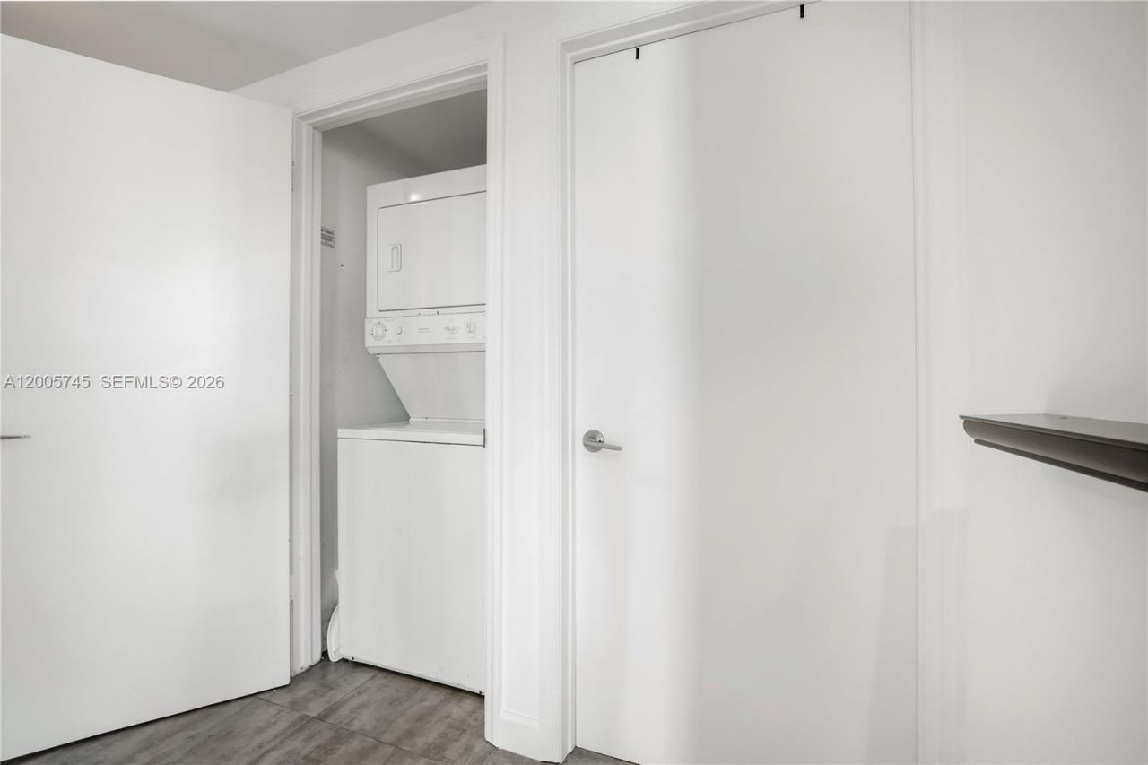 500 Brickell Ave , Unit 3907, Miami, FL 33131 Photo