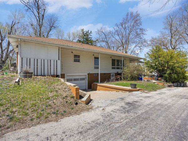 1285 30th Street NE, Cedar Rapids, IA 52402