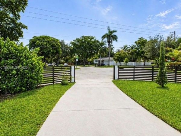 795 NE 146th St , North Miami, FL 33161