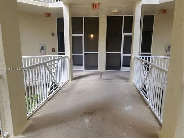 3600 Oaks Clubhouse Dr , Unit 206, Pompano Beach, FL 33069