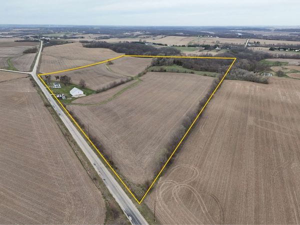 2037 Ivanhoe Road , Ely, IA 52227