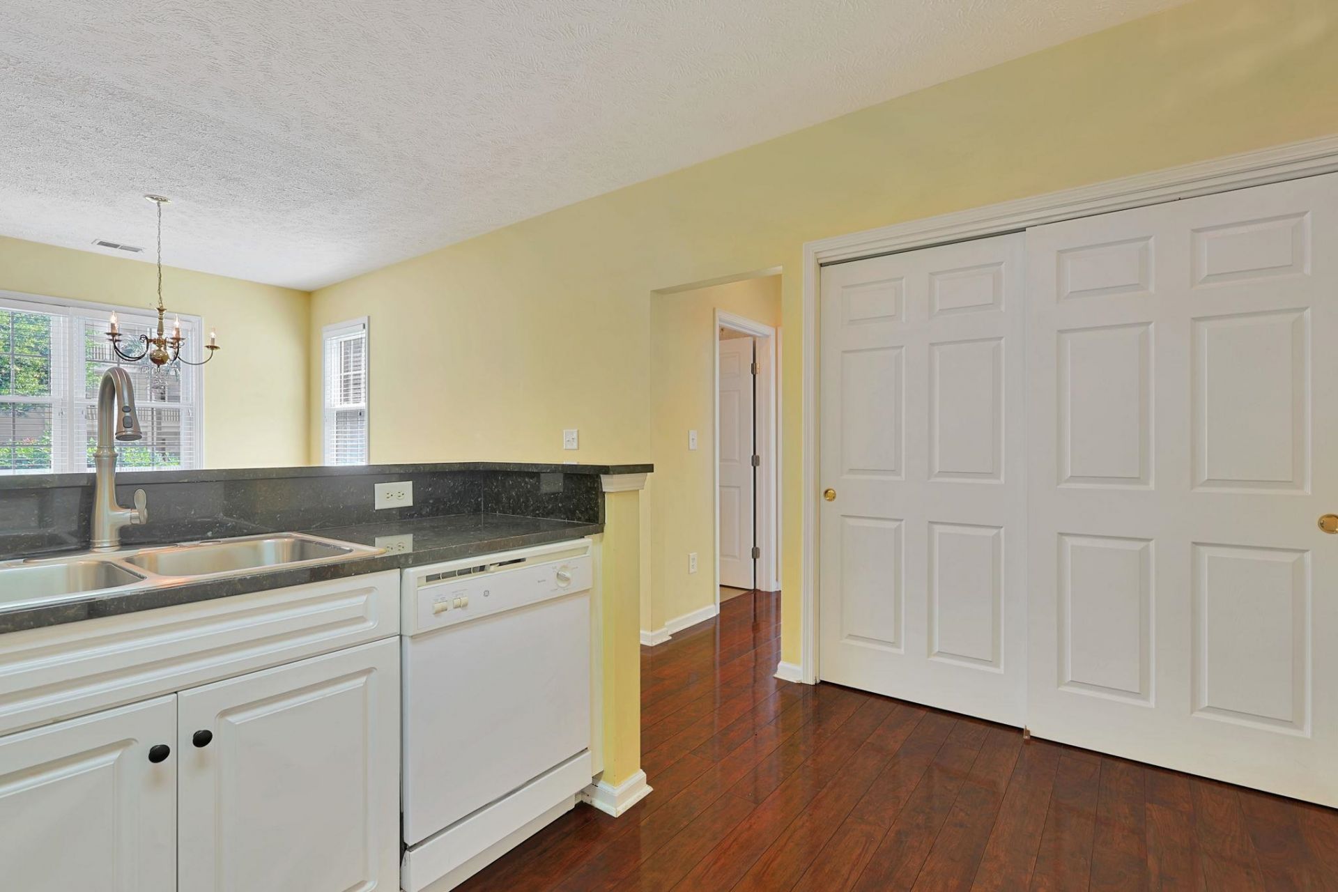 601 Hillside Ave. N Photo 10