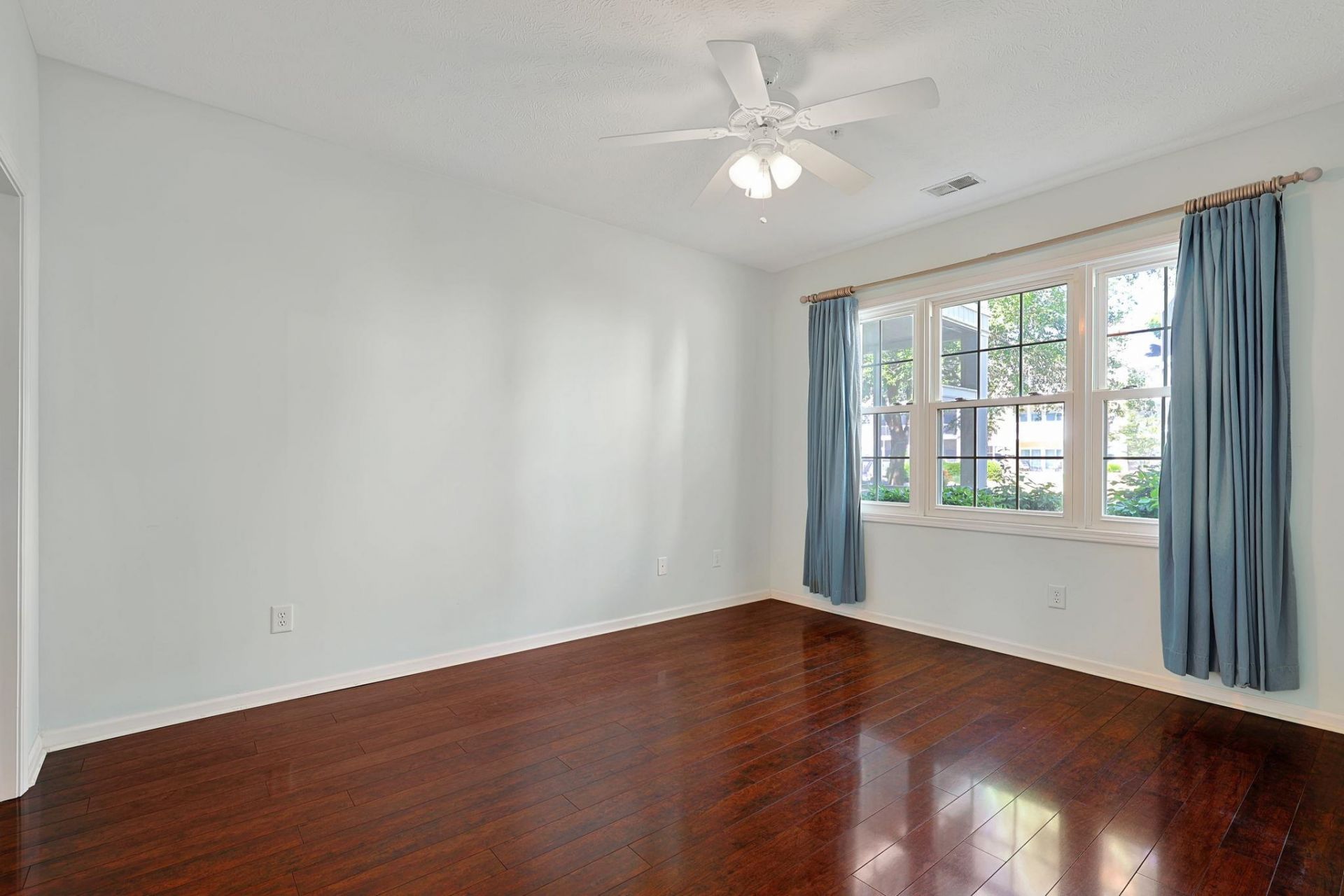 601 Hillside Ave. N Photo 12