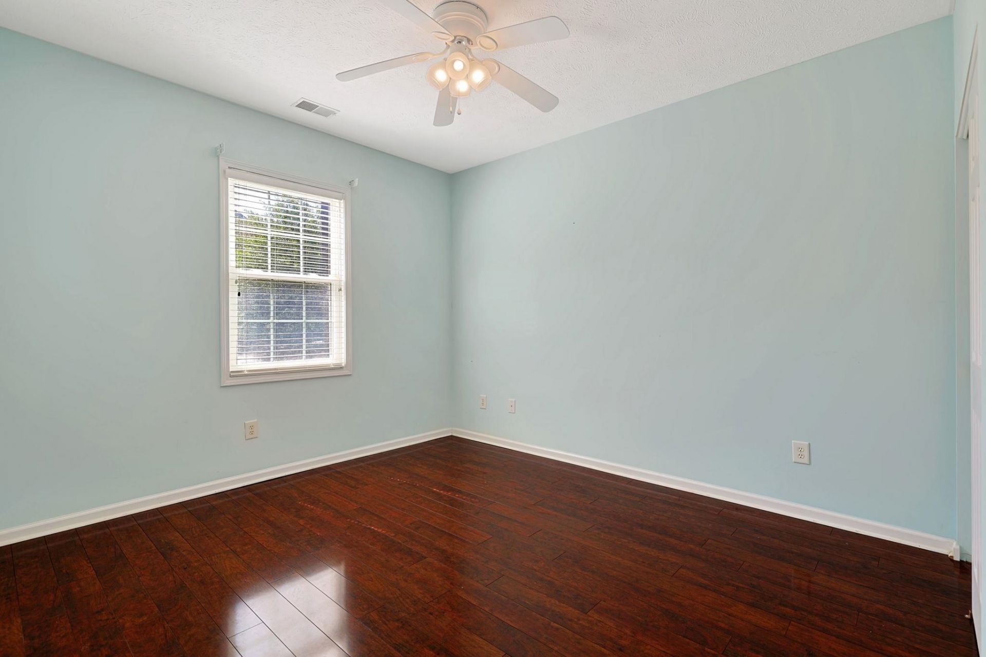 601 Hillside Ave. N Photo 17