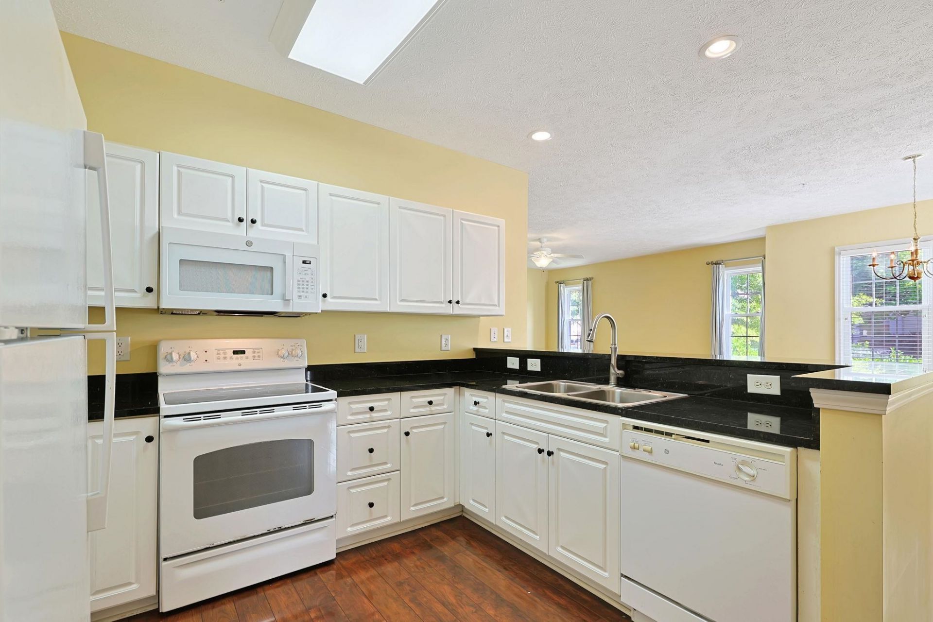 601 Hillside Ave. N Photo 9