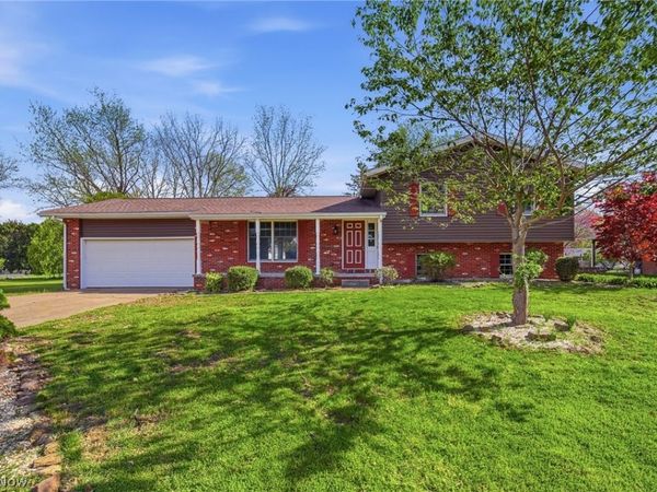 125 Springbrook Drive SE, New Philadelphia, OH 44663