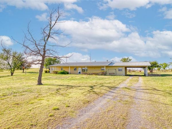 21281 E 987 Road, Foss, OK 73647
