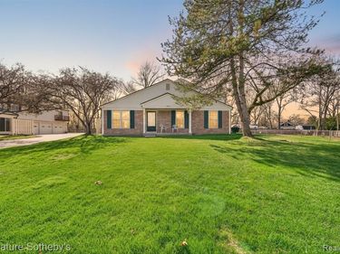 1445 Dover Hill N, Walled Lake, MI 48390
