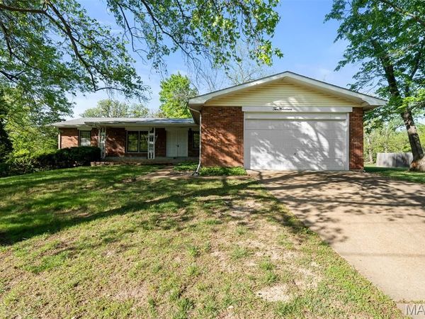 219 Barker Lane , Ballwin, MO 63021