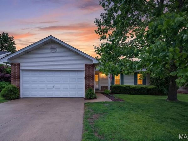 10 Barrington Drive, St Peters, MO 63376