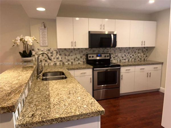 201 Lakeview Drive, Unit 204, Weston, FL 33326