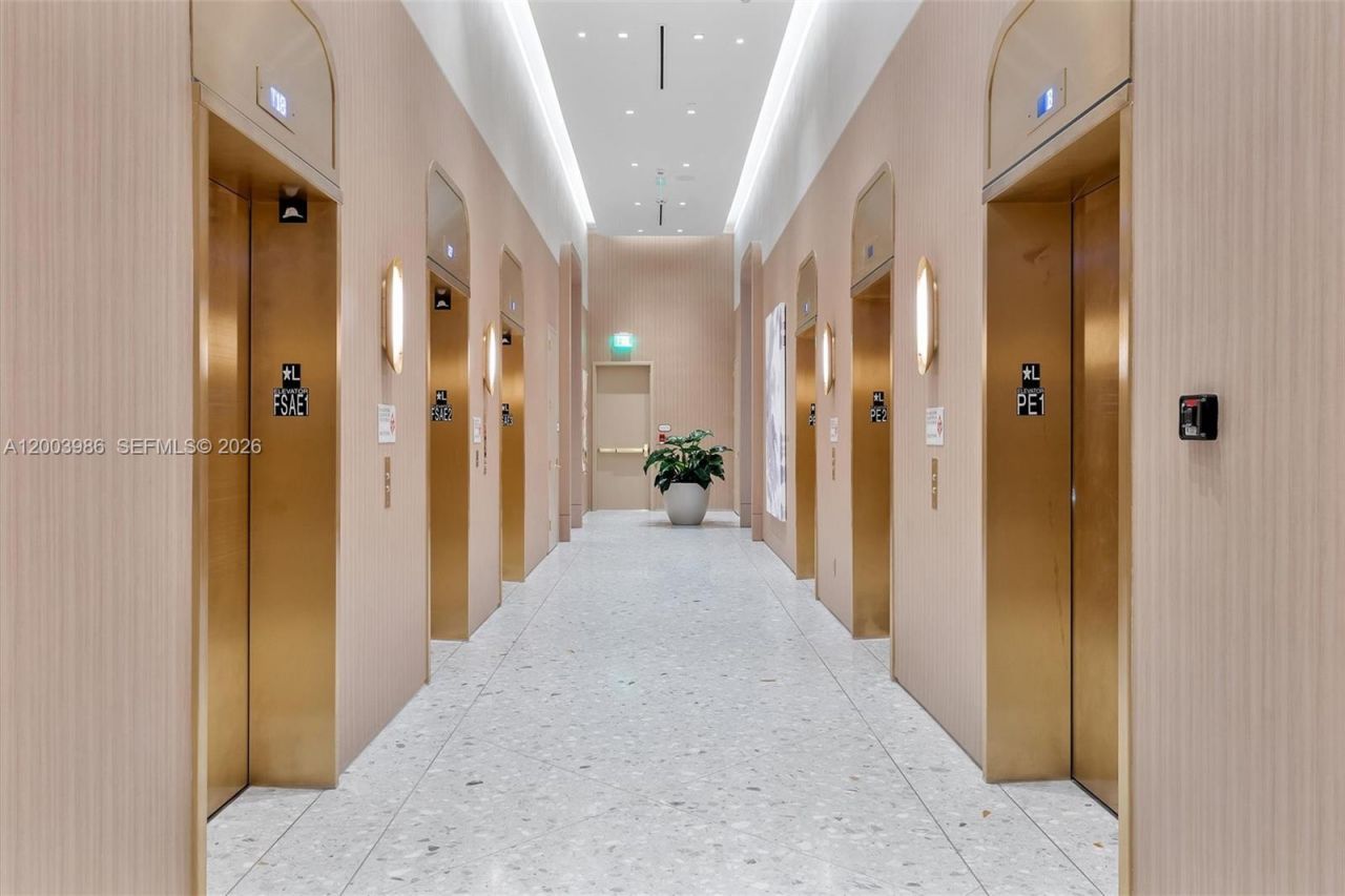 77 SE 5th Street, Unit 3005, Miami, FL 33131 Photo