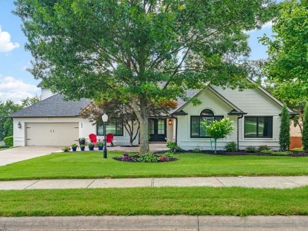 2911 N Charleston Xing, Fayetteville, AR 72703