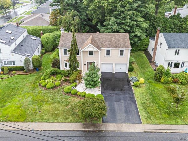 418 Old Courthouse Rd , Manhasset, NY 11030