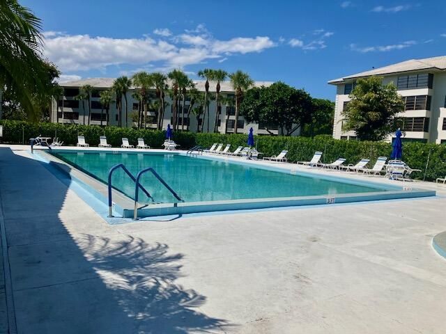 3635 Whitehall Drive, Unit 305, West Palm Beach, FL 33401 Photo