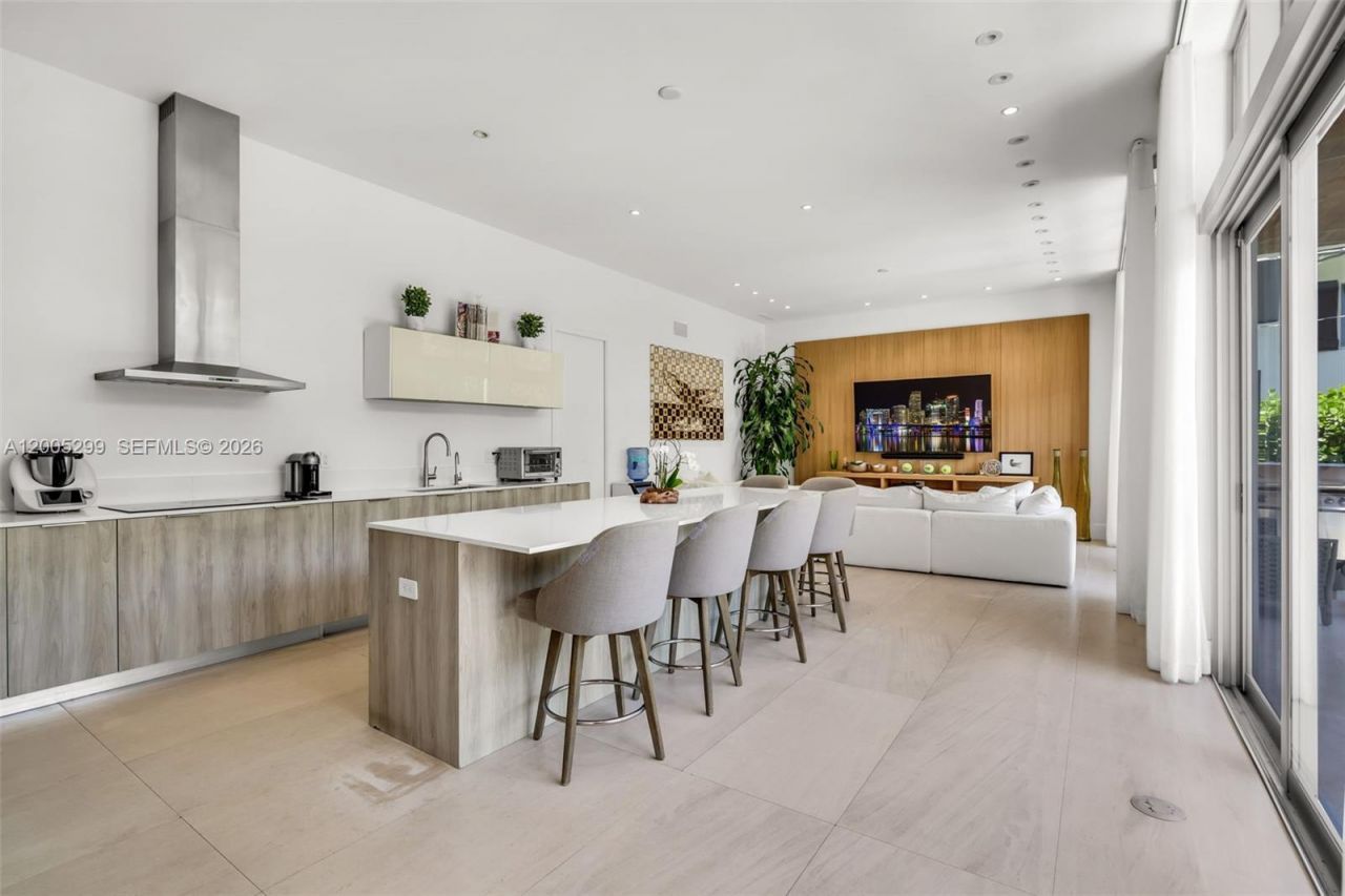 230 W Mcintyre St , Key Biscayne, FL 33149 Photo