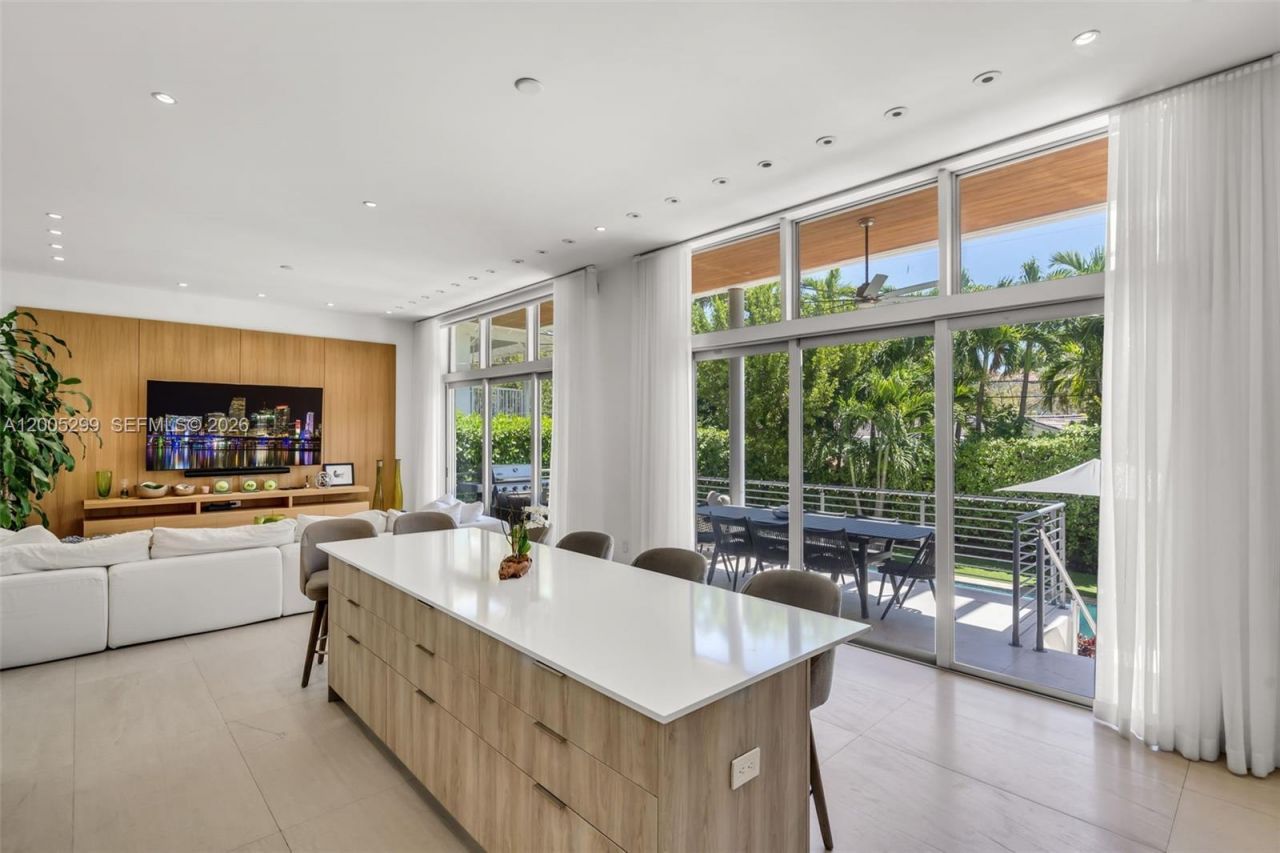 230 W Mcintyre St , Key Biscayne, FL 33149 Photo