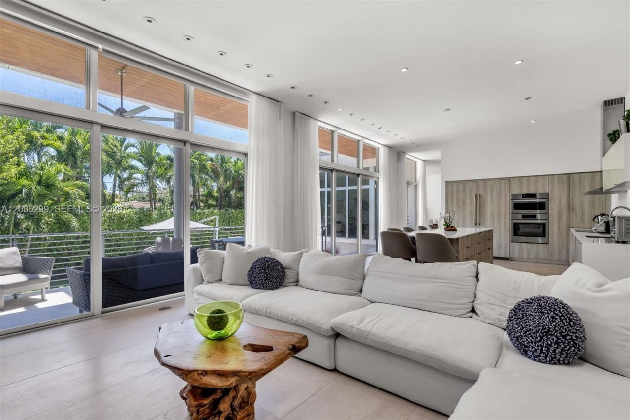 230 W Mcintyre St , Key Biscayne, FL 33149 Photo