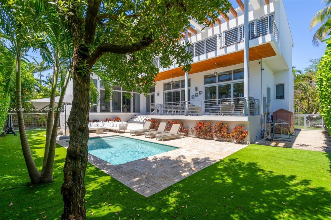 230 W Mcintyre St , Key Biscayne, FL 33149 Photo