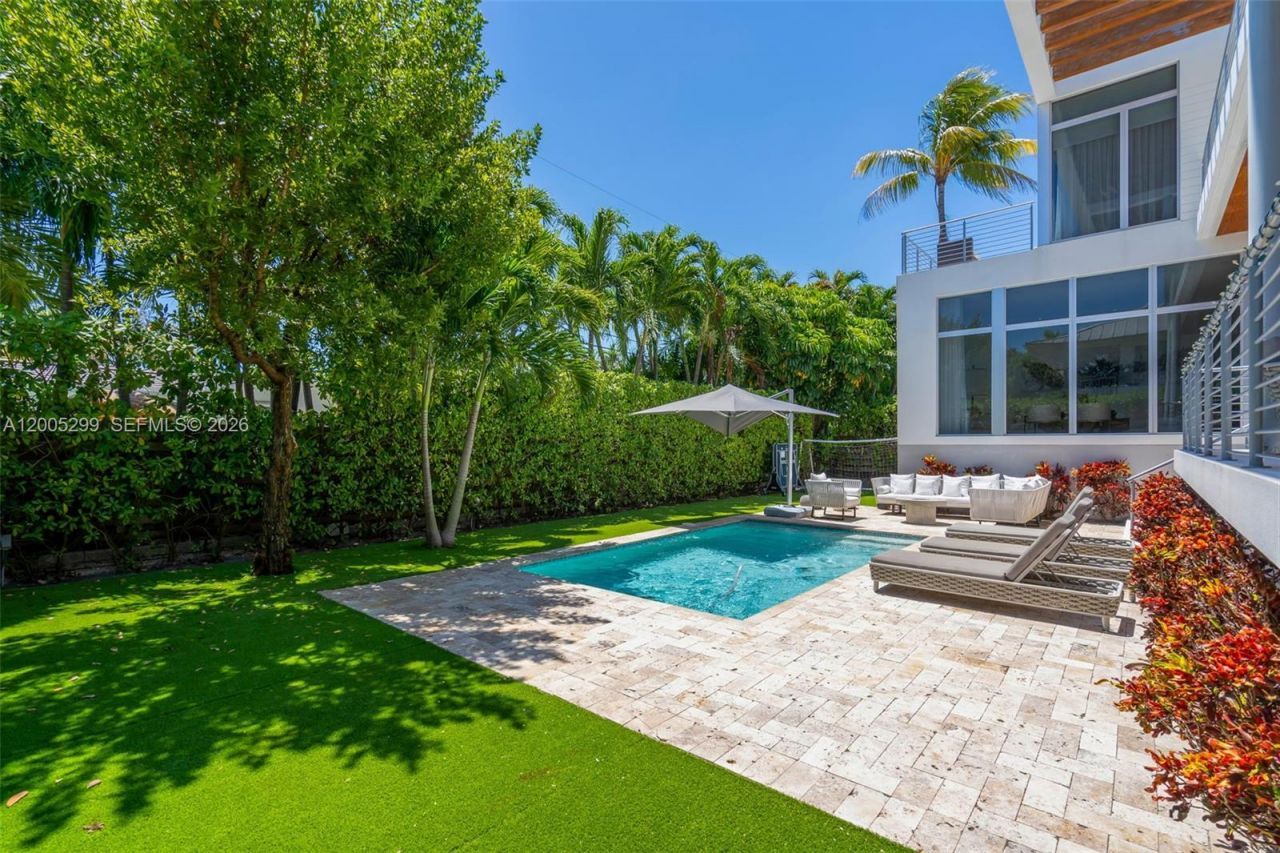 230 W Mcintyre St , Key Biscayne, FL 33149 Photo
