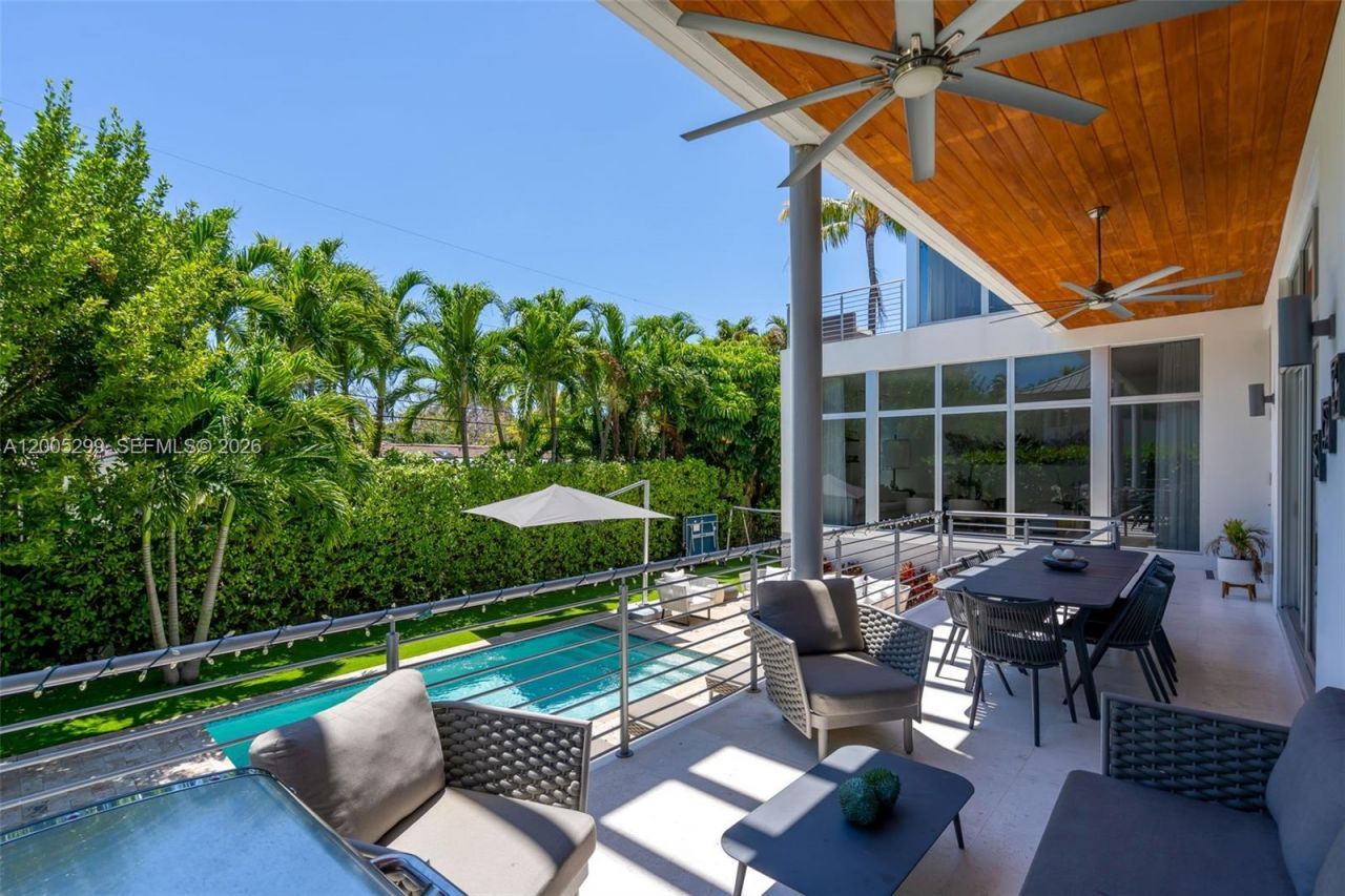 230 W Mcintyre St , Key Biscayne, FL 33149 Photo