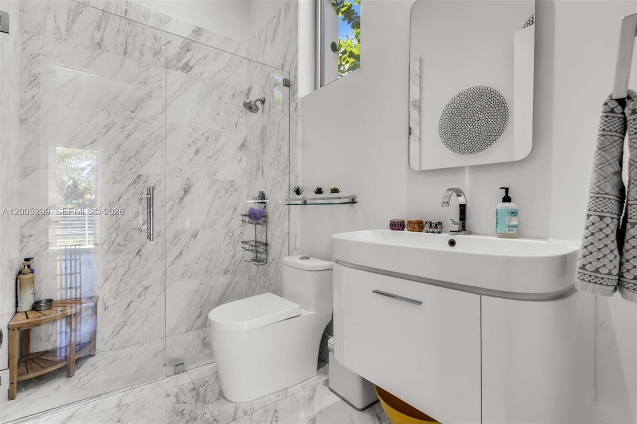 230 W Mcintyre St , Key Biscayne, FL 33149 Photo