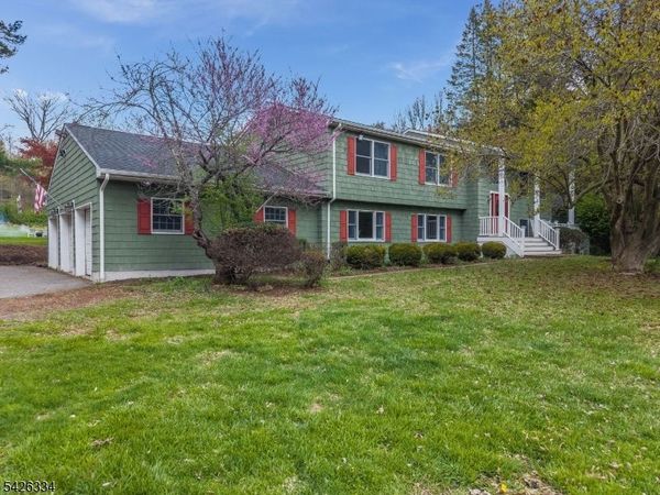 46 Sutton Rd, Tewksbury, NJ 08833