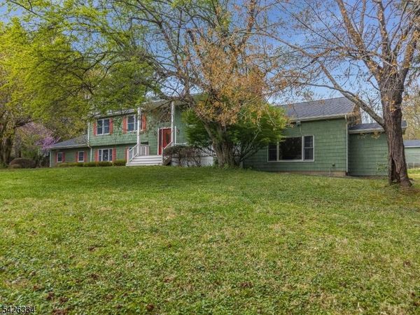 46 Sutton Rd, Tewksbury, NJ 08833