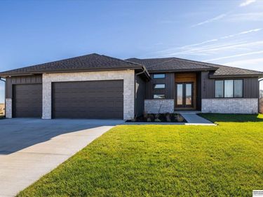 18213 Sycamore Drive, Gretna, NE 68028