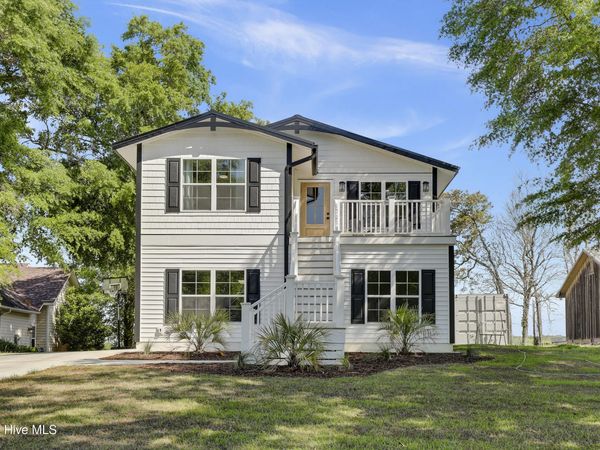 725 Chadwick Shores Drive, Sneads Ferry, NC 28460