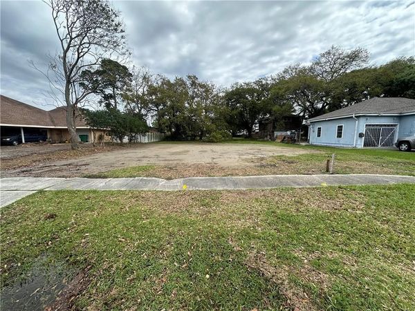 65 WILLOW Drive , Gretna, LA 70053