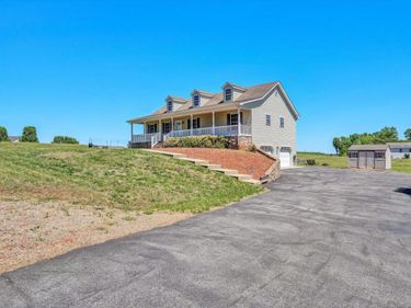 2210 Isle of Pines Drive, Moneta, VA 24121