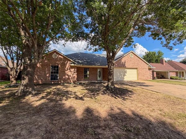 2204 N Village Drive, Bonham, TX 75418