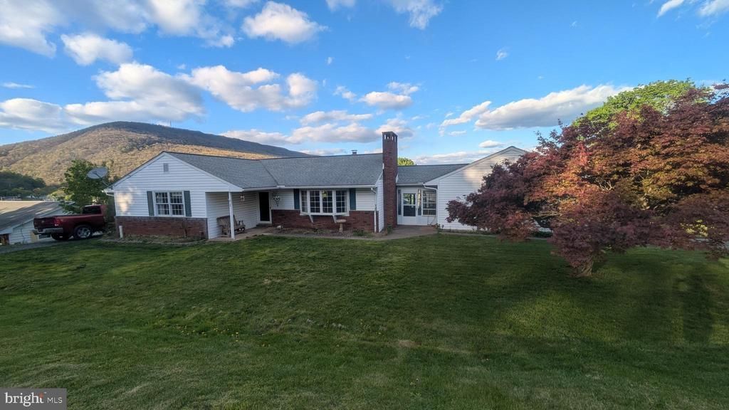 1 N LOCKE AVENUE , YEAGERTOWN, PA 17099