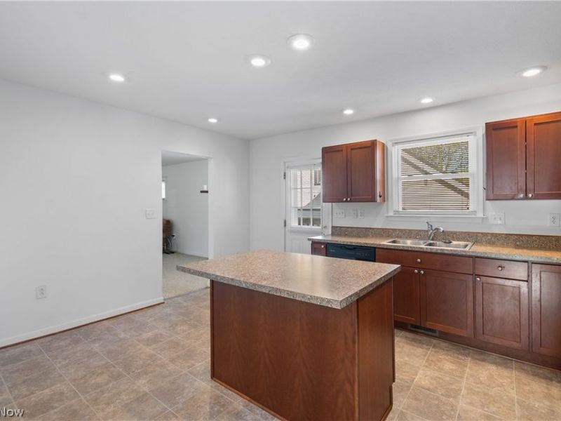 881 W College Road , Alliance, OH 44601 Photo 10