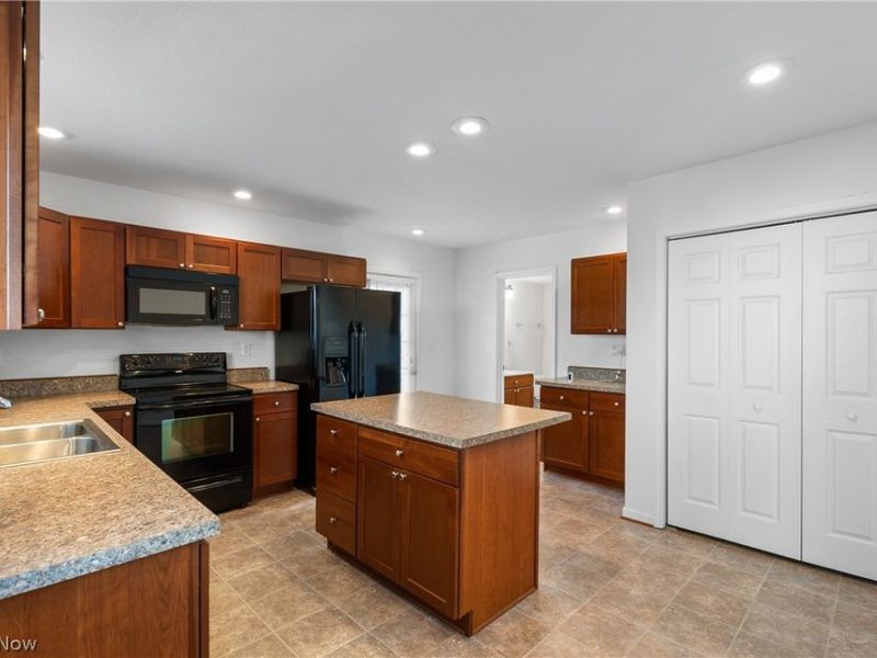 881 W College Road , Alliance, OH 44601 Photo 12